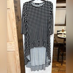 Chic Black and White Houndstooth Tunic
